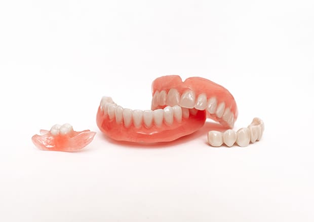 入れ歯であなたの毎日に、自然な笑顔を