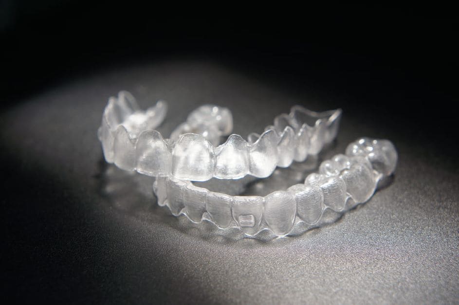 透明なマウスピース矯正